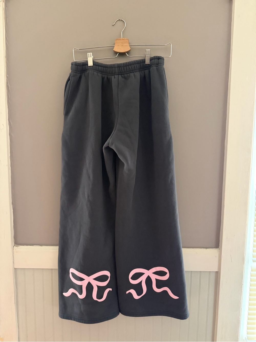 EDIKTED
Bonney Bow Wide
Leg Sweatpants - Picture 2 of 4